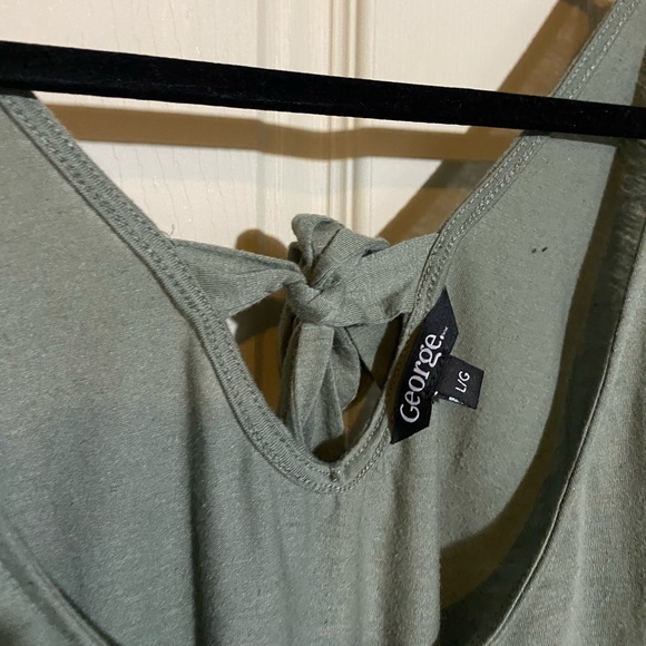 Olive green tank top with a tie in the back - Picture 4 of 5